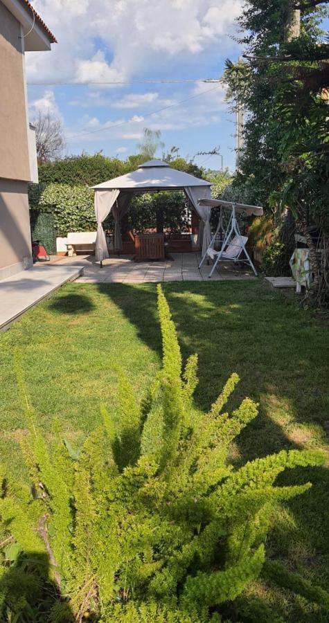 La Casa Di Barry Bed & Breakfast Pozzuoli Bagian luar foto