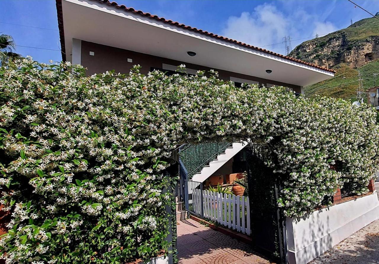 La Casa Di Barry Bed & Breakfast Pozzuoli Bagian luar foto